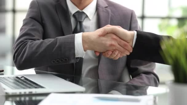 握手は交渉を開始し チームワークを成功させ 契約を締結し 人材を採用する象徴です — ストック動画