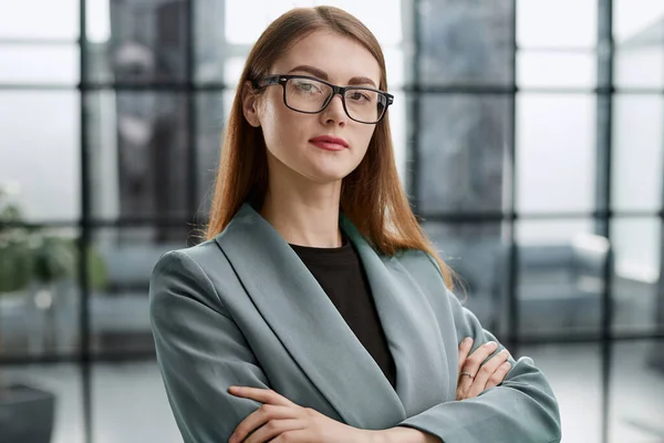 Portrait Confident Young Businesswoman Standing Her Arms Crossed Office — Stock Photo, Image