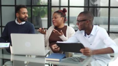 kameraya gülümseyen bir ofiste iş takım
