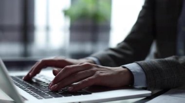 Freelancer metin yazarlığı projesi, yazı yazma, bir şeyler düzenleme. Uzak görev konsepti
