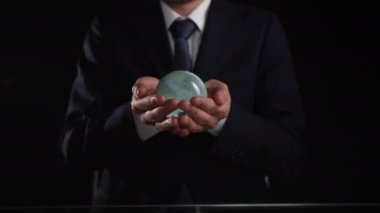 Global World, iş adamının elinde. Dünya gezegeni iş adamının elinde Küresel ısınmayı göster