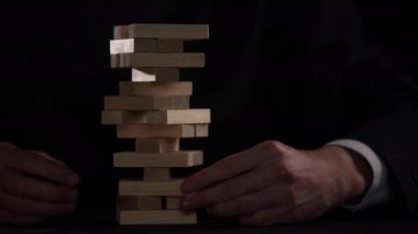 İş dünyasında plan ve strateji, İş Büyütme Riski Ahşap bloklar ile İş Büyüme Konsepti, insan eli yığılır ve ahşap bir blok istifleme.