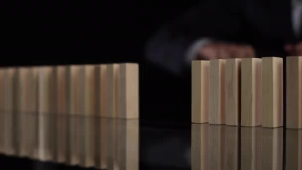 Ryzyko Aby Business Growth Concept Drewnianych Klocków Ręka Człowieka Zbiera — Wideo stockowe