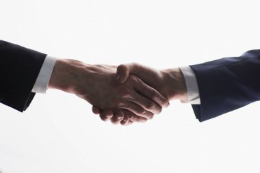 İki işadamı anlaşma için tokalaşıyor. Beyaz arkaplanlı izole görüntü, iş konsepti