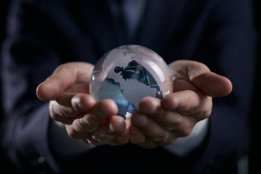 bir kişi başkalarına yardım eder ya da toplumları üzerinde olumlu bir etki yapar