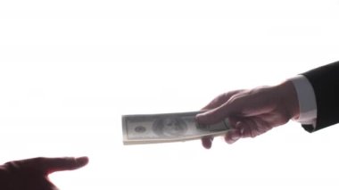 Adam yüz dolarlık banknotlar teklif ediyor. Eller yukarı..