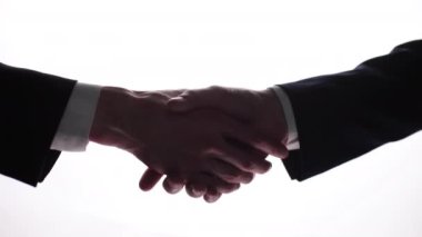 İki işadamı anlaşma için tokalaşıyor. Beyaz arkaplanlı izole görüntü, iş konsepti