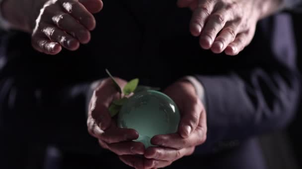Empresário Com Mundo Suas Mãos Sobre Fundo Preto — Vídeo de Stock