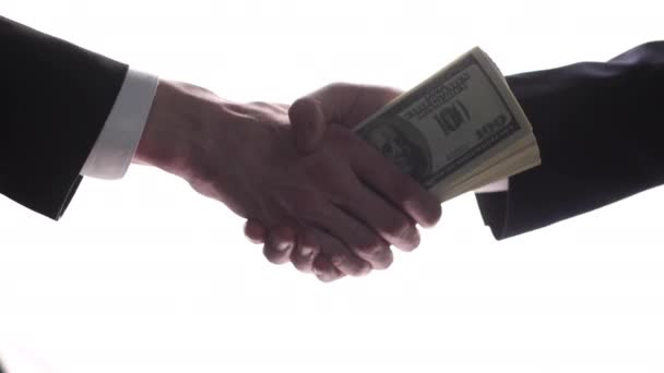 Ділові Люди Тремтять Руками Винагороджуючи Гроші Білому Тлі — стокове відео