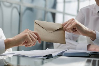 Bir zarf içinde para transferi