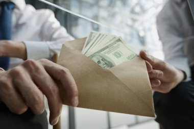 Ofiste elden ele para aktar..