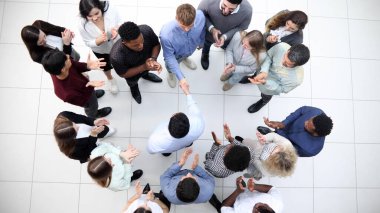 Ofis çalışanları dikilip, lobide konuşuyorlar..