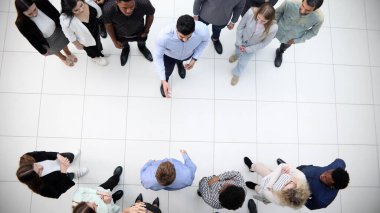 Ofis çalışanları dikilip, lobide konuşuyorlar..