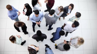 Konferans odasındaki gençler üst görüşle iletişim kuruyor