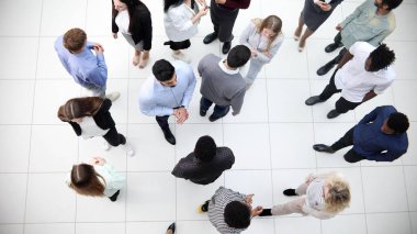 Ofis koridorunda yürüyen bir grup işçi.