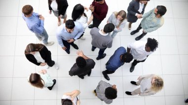 Ofis koridorunda yürüyen bir grup işçi.