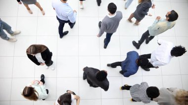 Genç çok ırklı iş insanları ayakta ve üst görüşlü yürüyor