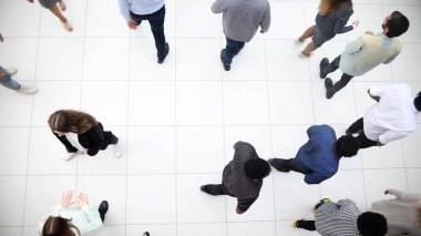 Genç çok ırklı iş insanları ayakta ve üst görüşlü yürüyor