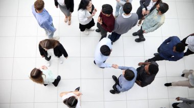 Grup iş adamları ofis lobisinden geçiyor..