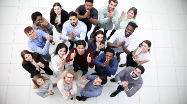 Çeşitli mutlu gençler kameraya bakıp gülümsüyor..