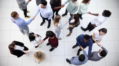 şirketin çalışan grubu güvenle ofis salonundan geçer