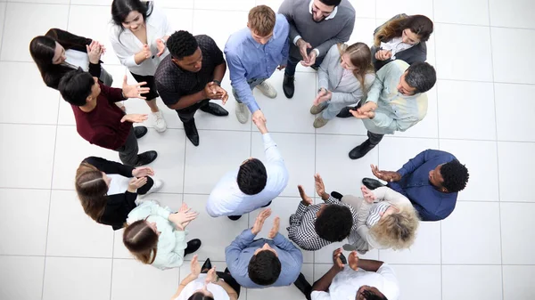 Ofis çalışanları dikilip, lobide konuşuyorlar..