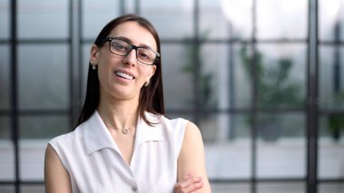 Ofiste poz veren gözlüklü güzel bir iş kadınının portresi..