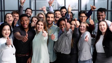 Stüdyoda büyük bir grup insan bir arada.