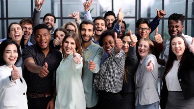 Stüdyoda büyük bir grup insan bir arada.