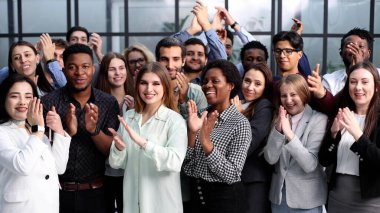 Ofisteki siyasi toplantıda destekçiler alkışlıyor
