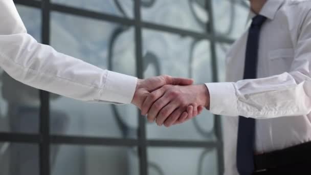 Два Бизнесмена Пожимают Руки Фоне Пустого Современного Офиса Подписывая Контрактную — стоковое видео