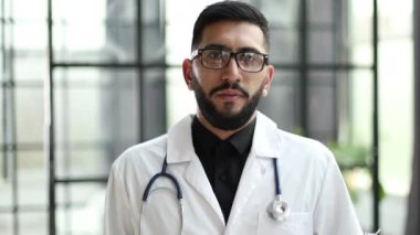 Zeki, zeki, neşeli, neşeli, sakallı adam doktor.