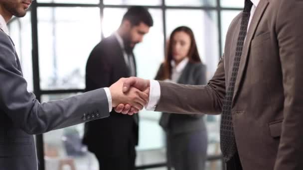在达成成功协议后 密切企业伙伴之间的握手 — 图库视频影像