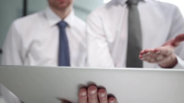 两个商人在办公室里看平板电脑 特写镜头 — 图库视频影像