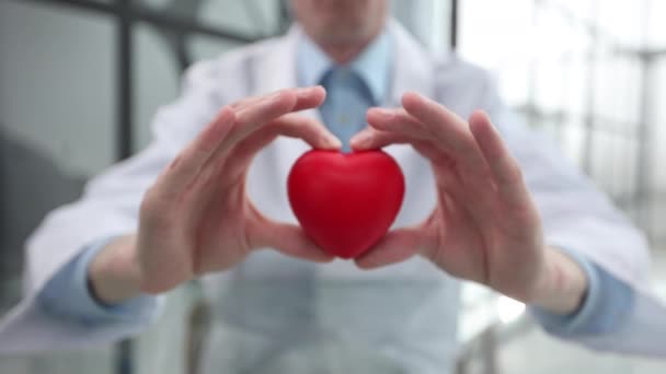 Doktor Elinde Bir Kalp Tutuyor Yakın Plan — Stok video