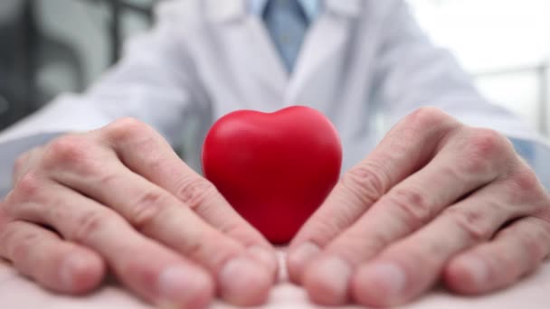 Dokter Memegang Jantung Merah Tangan Perawatan Kesehatan Dan Konsep Medis — Stok Video