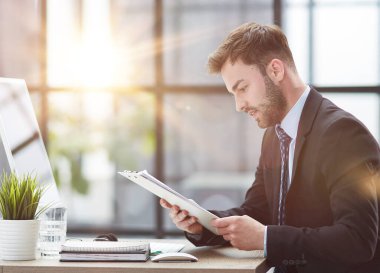 ofiste Sekreter kağıtları alarak iş adamı