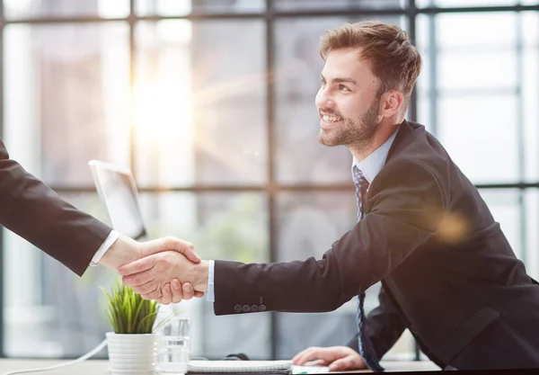 経営統合と買収のチームワークのためのビジネスマンの握手 — ストック写真
