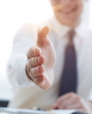 Gülümseyen işadamı ofisinde tanıştığımıza memnun oldu.