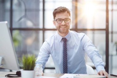 Ofiste çalışan neşeli genç işadamı.