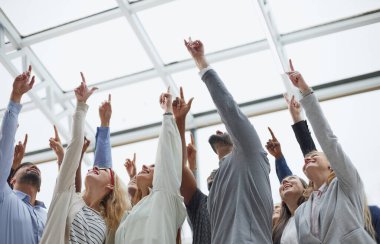 Etkin çok ırklı erkek ve kadın izleyiciler yukarı bakıyor