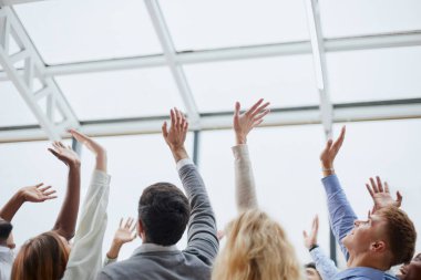 Geniş bir grup genç bir yeri işaret ediyor.