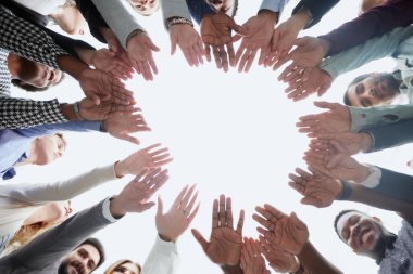 İnsanlar el ele tutuşuyor, aşağıdan bakıyorlar. Grup terapisi