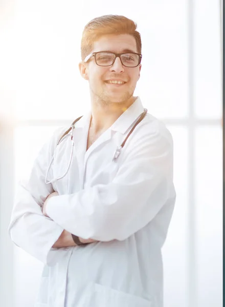 Genç Bir Doktor Portresi Sağlık Odasında Oturuyor — Stok fotoğraf