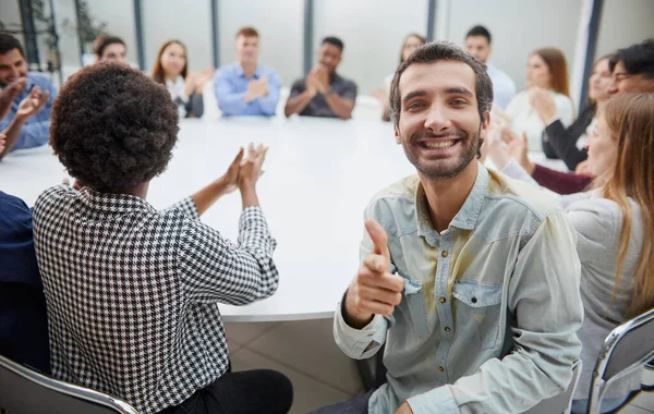 Gülümseyen Ofis Çalışanları Yönetim Kurulu Üyeleri Veya Konferans Masasında Oturan — Stok fotoğraf