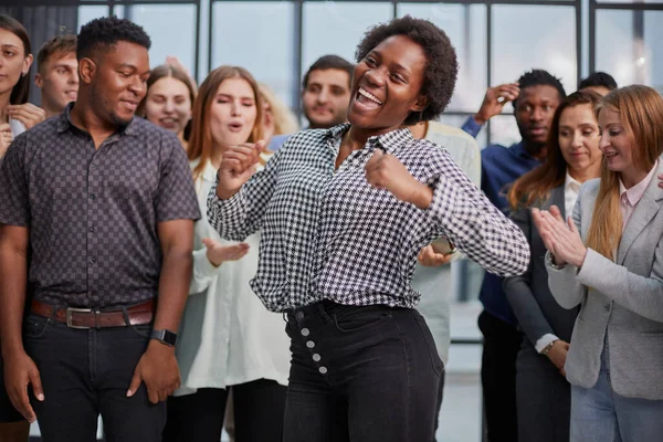 Gülümseyen Çok Irklı Meslektaşlar Ofiste Ortak Başarısını Veya Zaferi Kutluyorlar — Stok fotoğraf