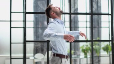 Sakin bir iş adamı ofis masasında meditasyon yapıyor. Stres atma kavramı.