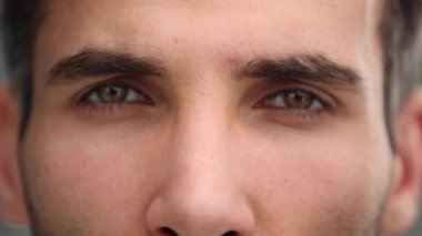 Ağır çekimde erkek gözü, genç adama yaklaşıyor.