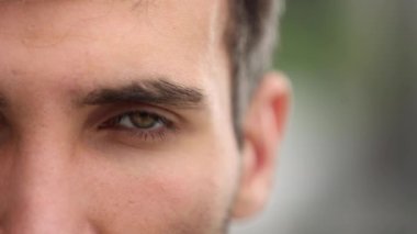 Kameraya bakan sakin ve kendinden emin bir adamın detaylı portresi..