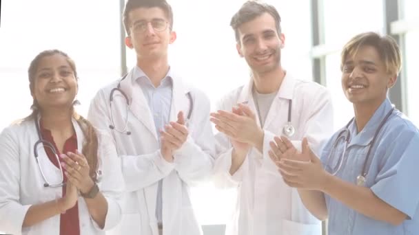 彼らの共同の成功を賞賛する多様な医師のグループが — ストック動画